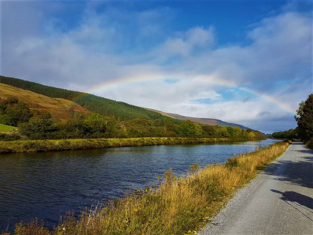 Regenbogen am Caledonian Canal auf dem Great Glen Way