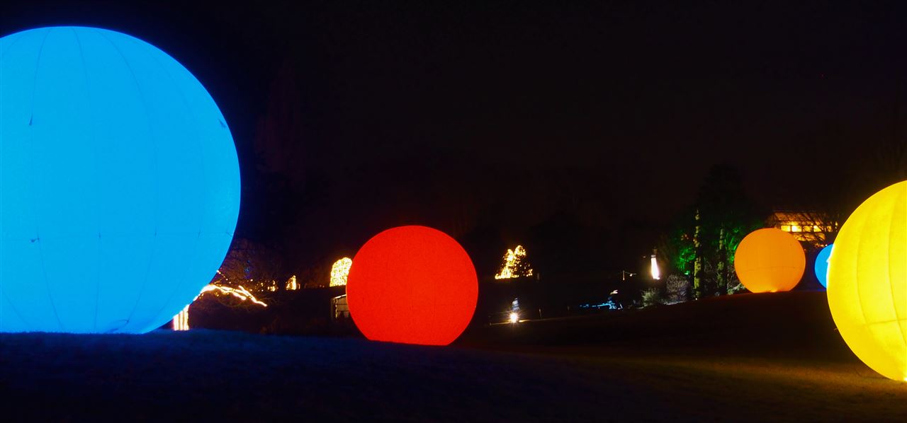 Bunte Leuchtbälle im Christmas Garden. 