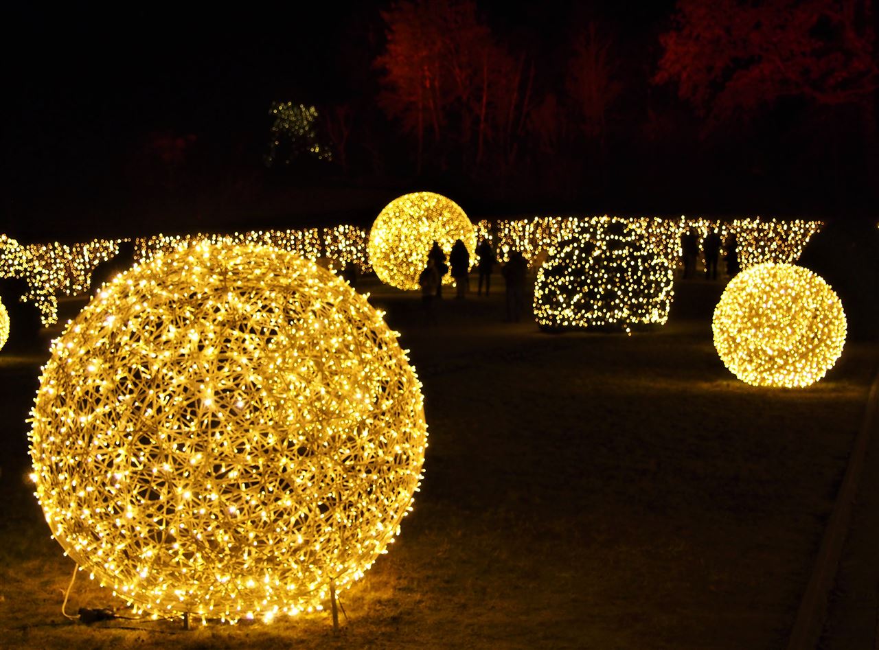Lichtkugeln im Christmas Garden.