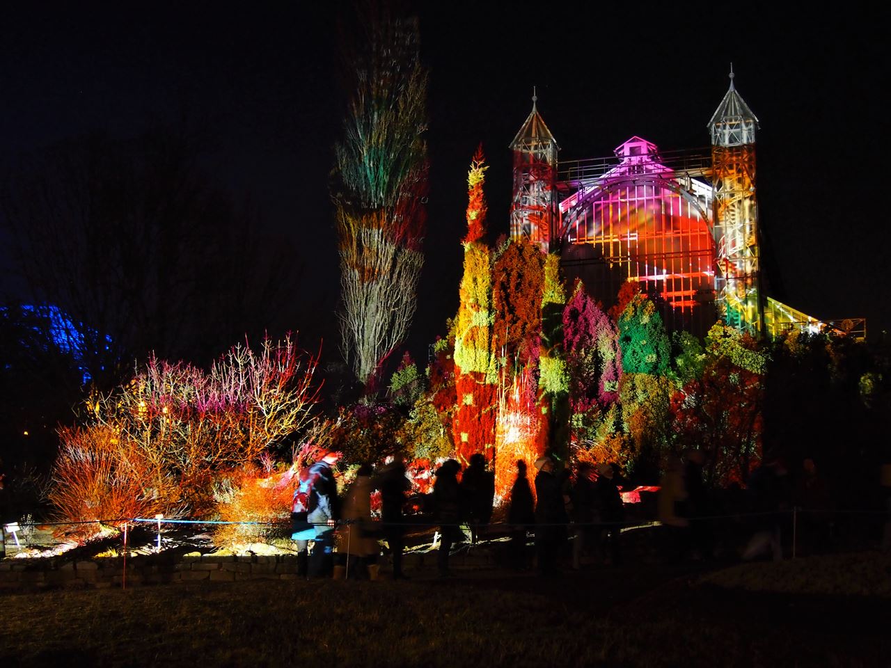 Das angestrahlte Mittelmeerhaus im Christmas Garden.