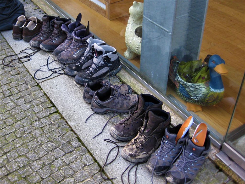 Schuhe vor der Herberge