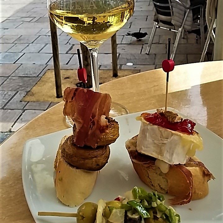 Pintxos und Txakolina auf dem Camino del Norte