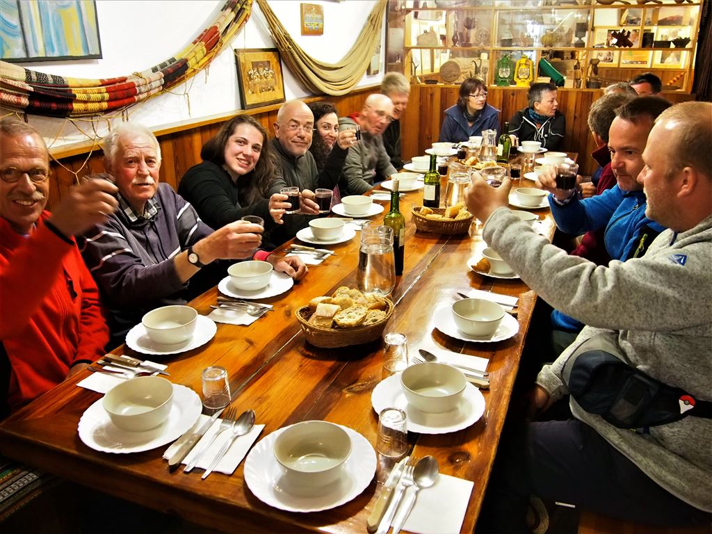 Abendessen in Güemes bei Pater Ernesto auf dem Camino del Norte