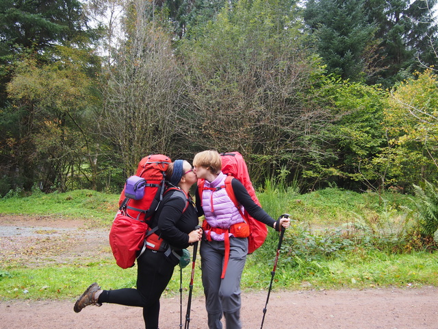 Du musst deinen Wanderpartner nicht gleich heiraten - aber klappen sollte es zwischen euch. Wandern mit Partner
