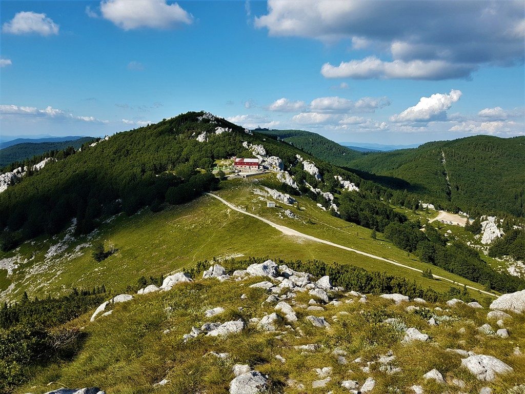 Blick auf die Berghütte Zavizan - Premužić Trail