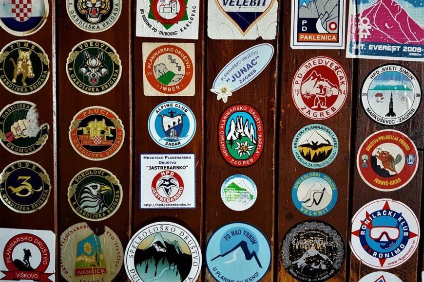 Stickersammlung in der Berghütte Zavizan - Premužić Trail