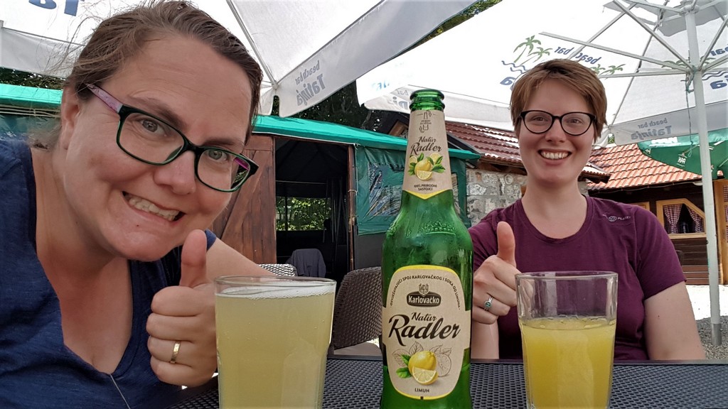 Hochverdientes Radler im Hostel Baske Ostarije - Premužić Trail
