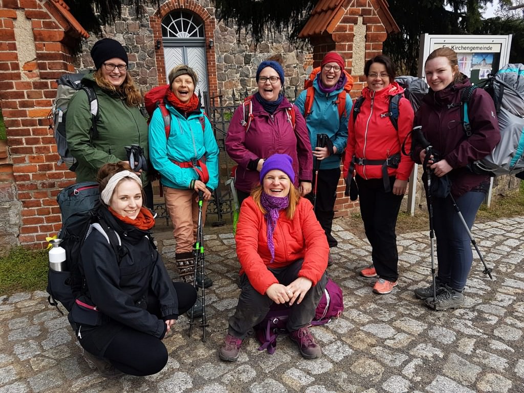 glückliche Workshop-Teilnehmerinnen nach der Ankunft in Barsikow