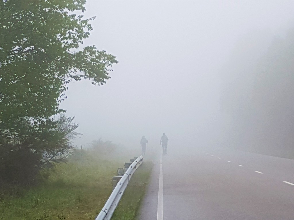 Pilger im Nebel auf dem Camino Primitivo