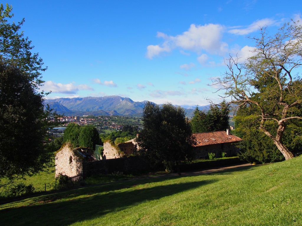 Blick von der Kirche Santa Maria de Naranco abseits des Camino Primitivo