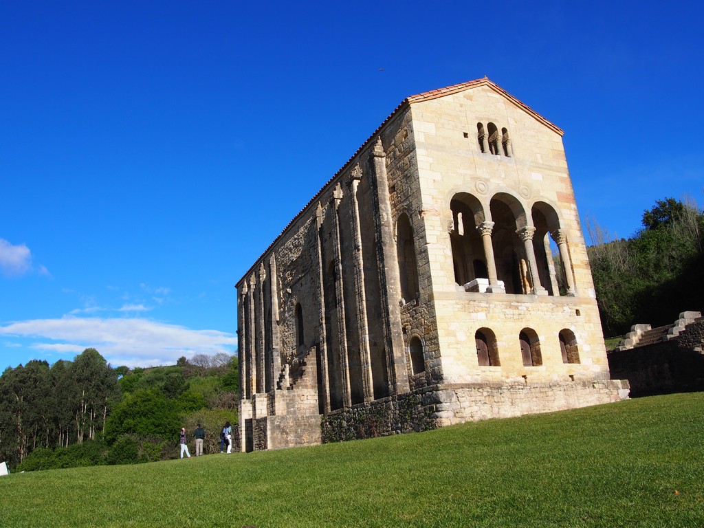 Kirchlein Santa Maria de Naranco abseits des Camino Primitivo