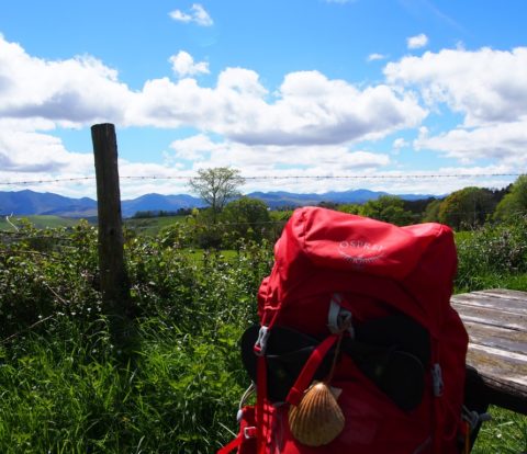 Der kleine rote Wanderrucksack auf dem Camino Primitivo
