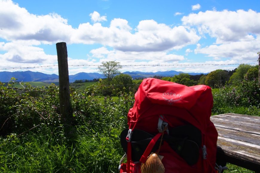 Der kleine rote Wanderrucksack auf dem Camino Primitivo