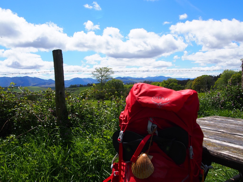 Der kleine rote Wanderrucksack auf dem Camino Primitivo