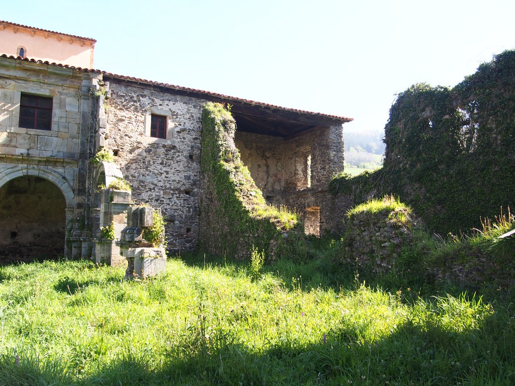 Verlassenes Kloster Santa Maria Real auf dem Camino Primitivo