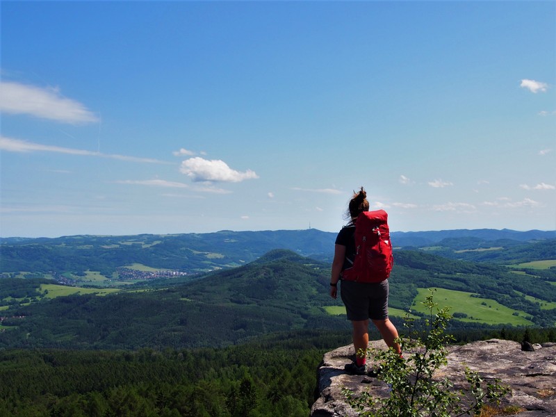 Roter Rucksack auf dem Schneeberg 3