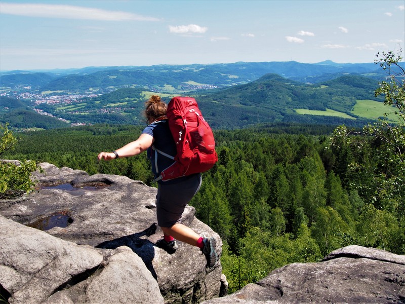 Springender Rucksack auf dem Forststeig