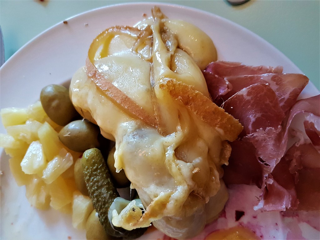 Käse beim Raclette-Abend im Sportclub Carlton von Frosch Sportreisenm 