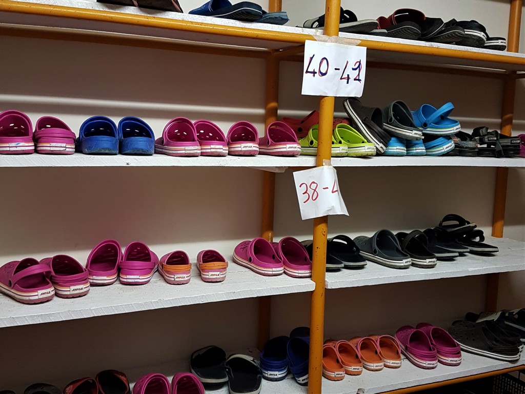 Solltest du selbst keine Hüttenschuhe mitbringen, ist meist vorgesorgt.