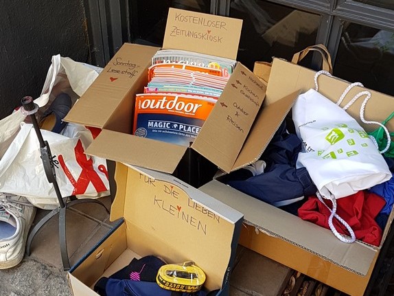 Dinge die du nicht mehr brauchst vor die Tür stellen