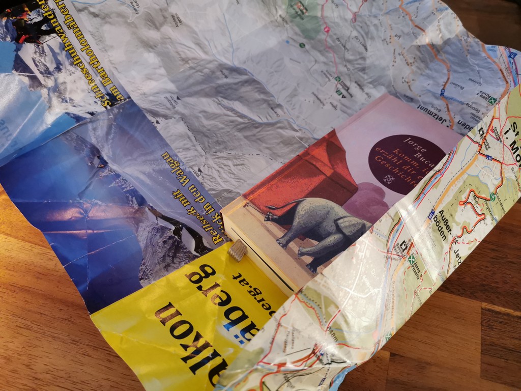 Geschenke verpacken in alte Wanderkarten