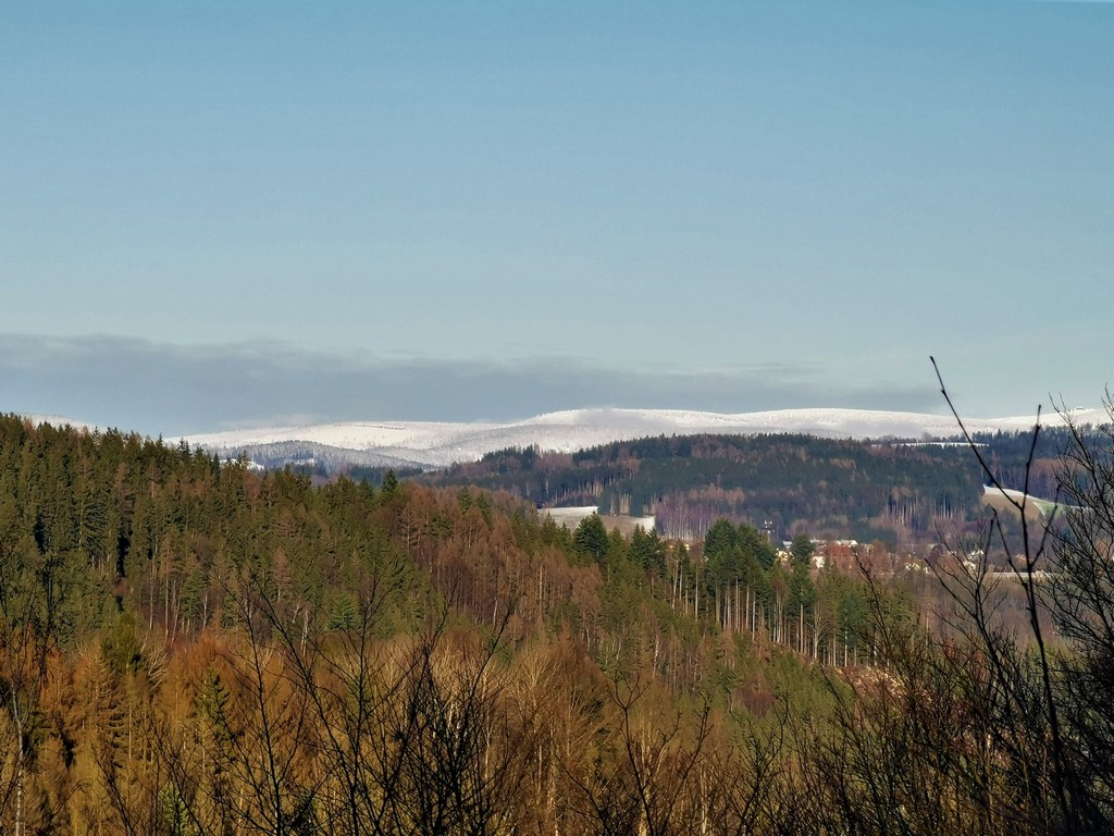 im Hintergrund die verschneiten Gipfel des Riesengebirges - unterwegs auf dem Riegerpfad