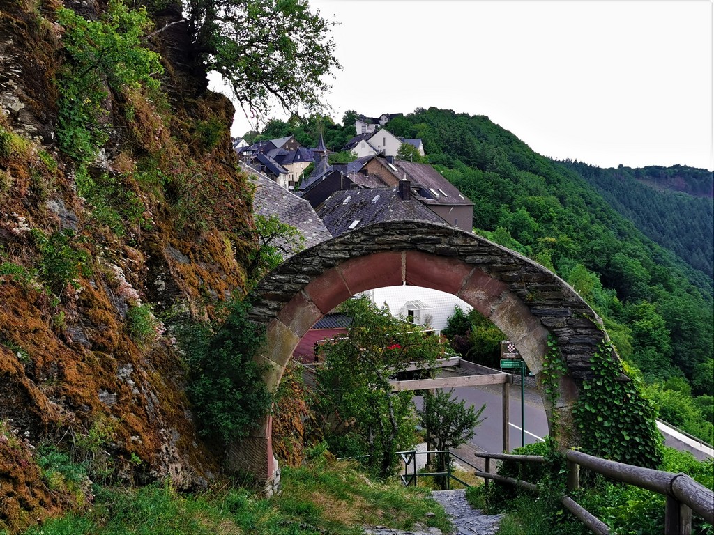 Blick von der Starkenburg auf den Ort Starkenburg