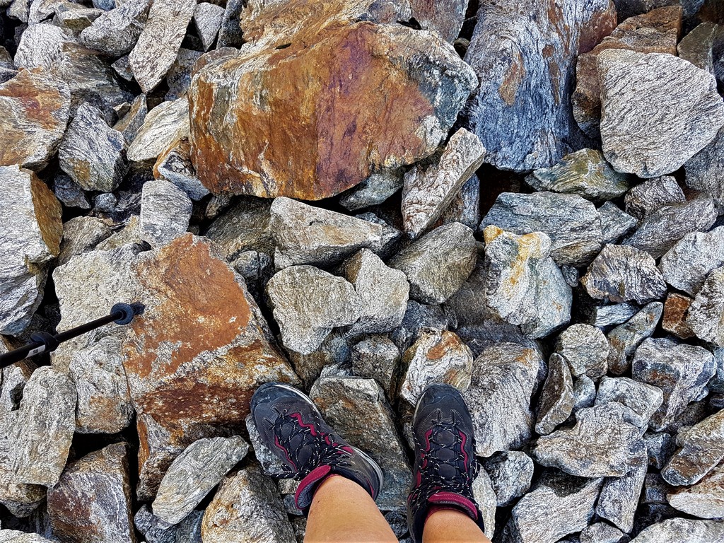 Feste Schuhe bei Steinen und Geröll - Wandern Versicherung