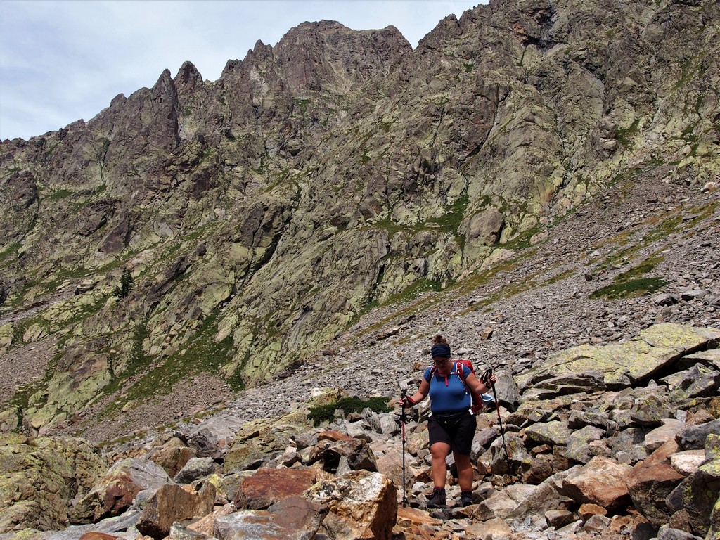 Steinige Wege in den Alpen - Wander- und Bergsportversicherung
