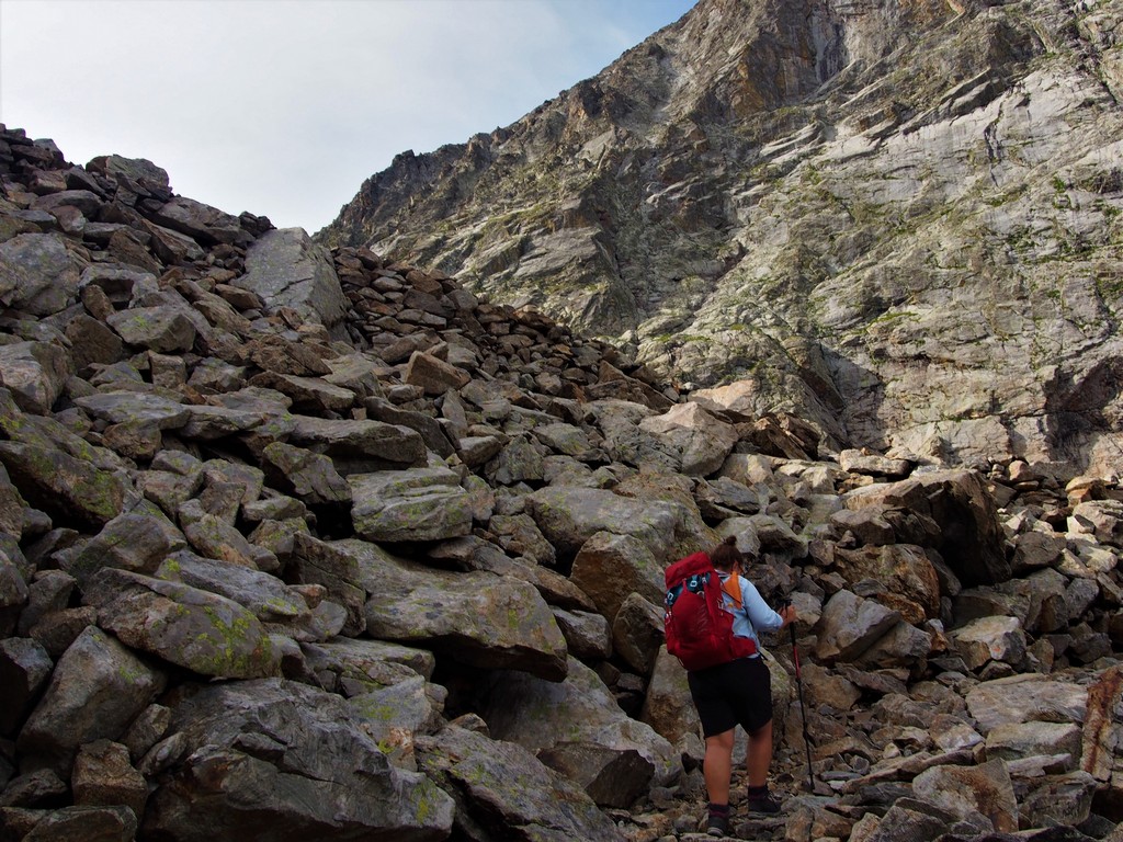 Besonders in felsigem Gelände zählen Trittsicherheit und Konzentration - Wandern Versicherung