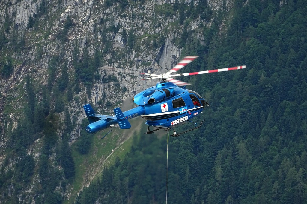 Rettungshelikopter in den Bergen - Wandern Versicherung