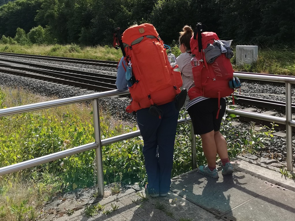 Los geht´s mit dem Zug auf unsere Rennsteigwanderung mit Zelt