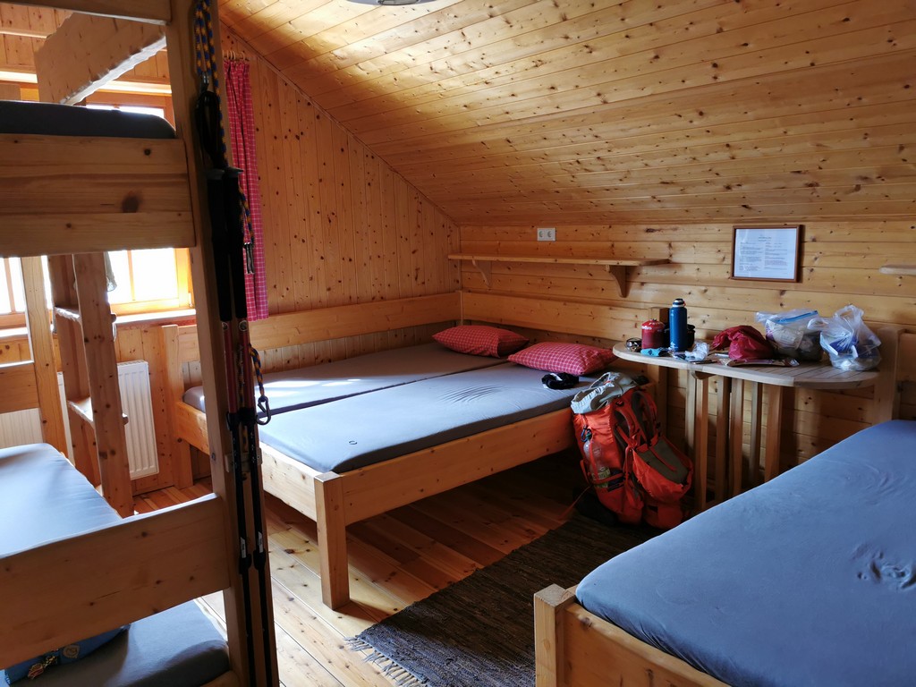 Das 'Bettenlager' in der Neuen Gehlberger Hütte auf dem Schneekopf