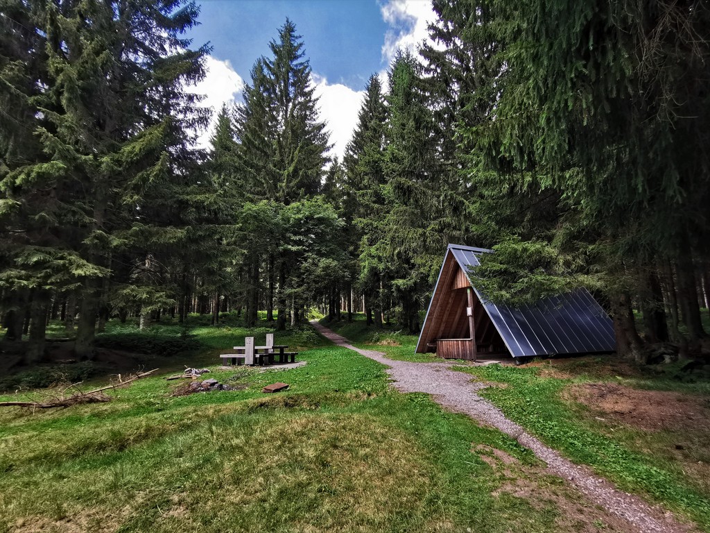 Schutzhütte Alte Tränke - eine der Schönsten auf deiner Rennsteigwanderung mit Zelt