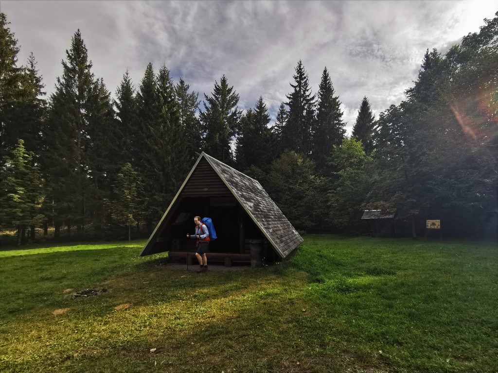 Schutzhütte Jagdhaus auf der Rennsteigwanderung mit Zelt