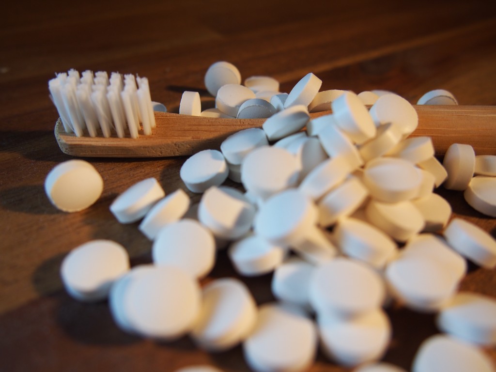 Zahnputztabletten und Bambuszahnbürste - nachhaltige Geschenke für Outdoorfans