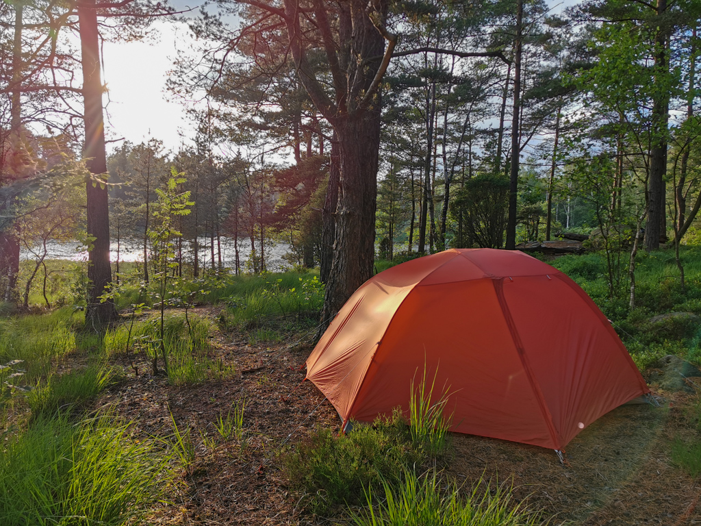 Zelt im Wald. Wildcampen ist in Schweden durch das Jedermannsrecht geregelt