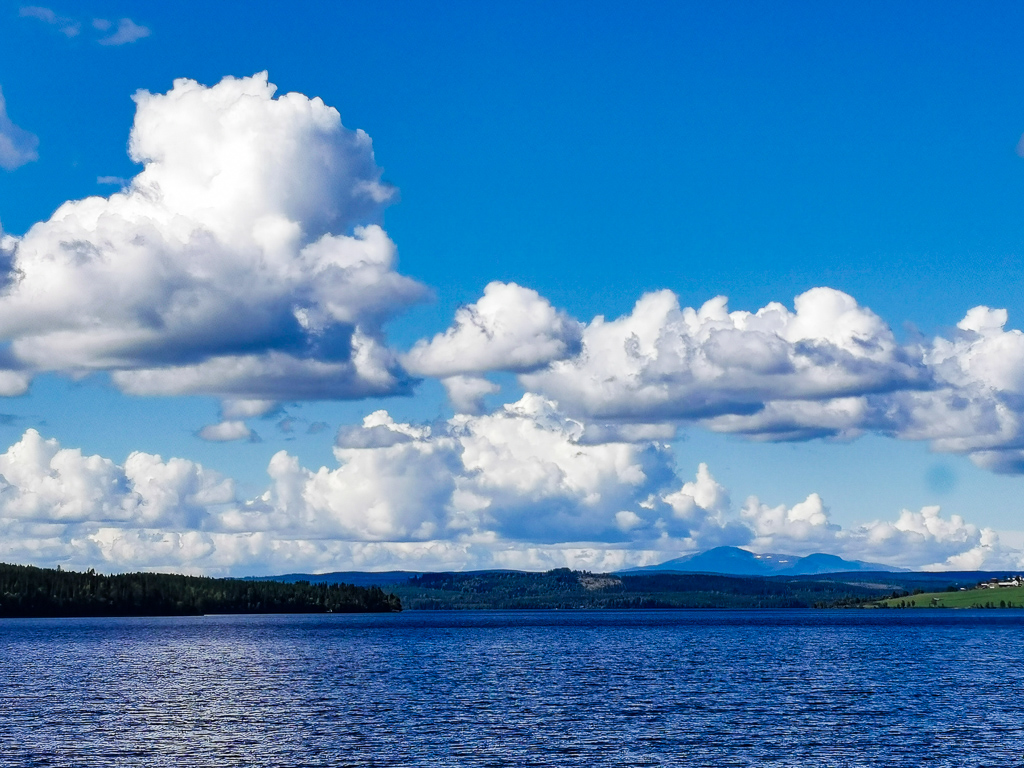 Wolken am Himmel über dem Olavsweg in Schweden