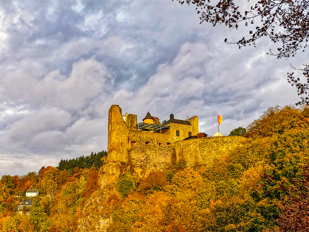 Schloss Oberstein thront über Idar-Oberstein auf dem Hildegard-von-Bingen-Pilgerwanderweg