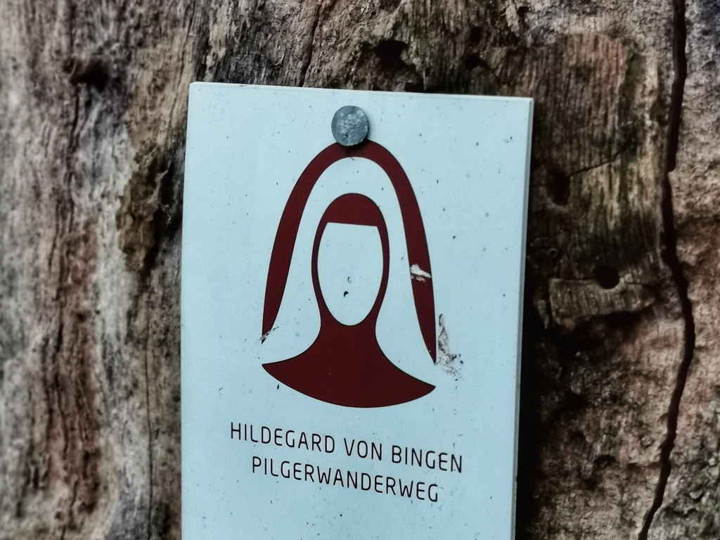 Hildegard von Bingen - Wegweiser auf dem Hildegardweg in Idar-Oberstein