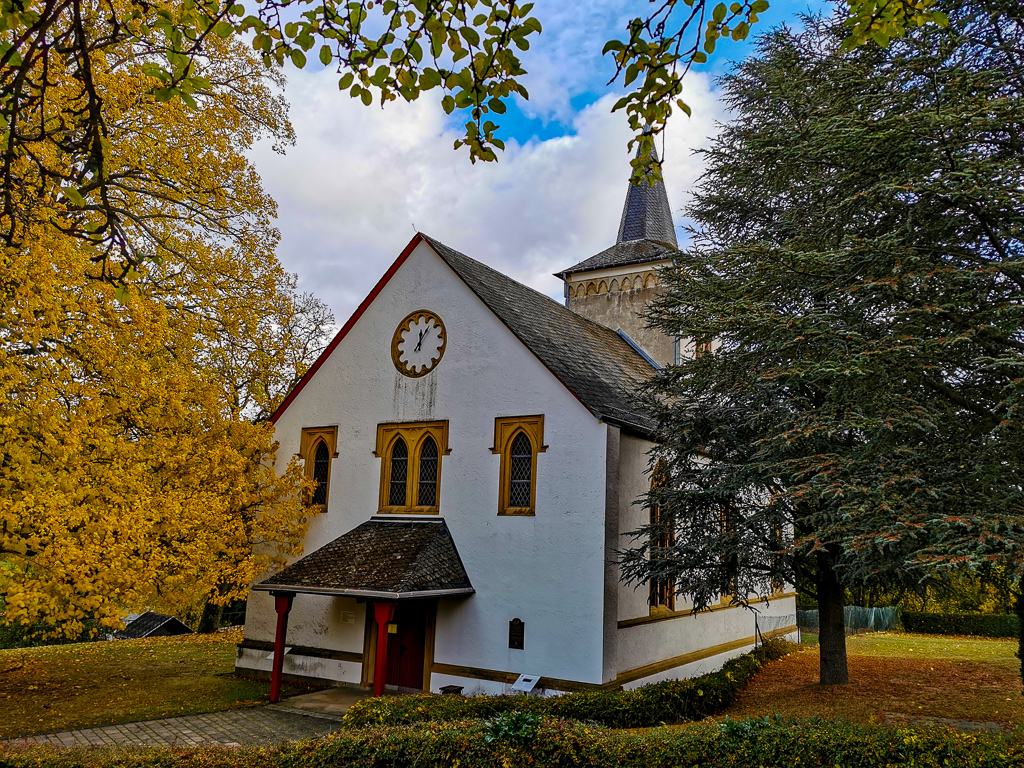 Die Kirche von Niederhosenbach auf dem Hildegardweg