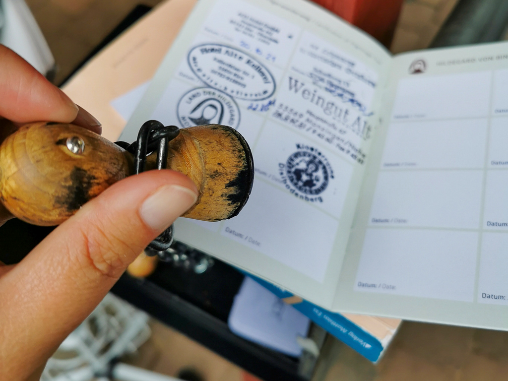 Pilgerstempel und Pilgerpass auf dem Hildegard-von-Bingen-Pilgerwanderweg