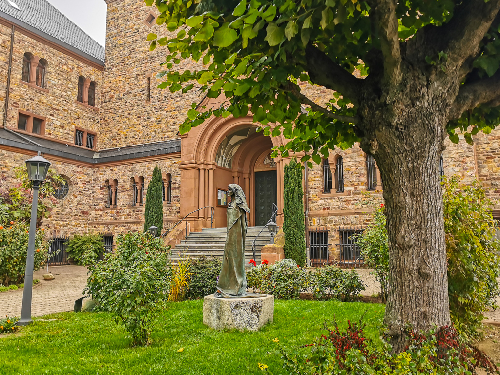 Statue von Hildegard von Bingen vor der St. Hildegard-Abtei in Eibingen - der offiziellen Endpunkt des Hildegardwegs