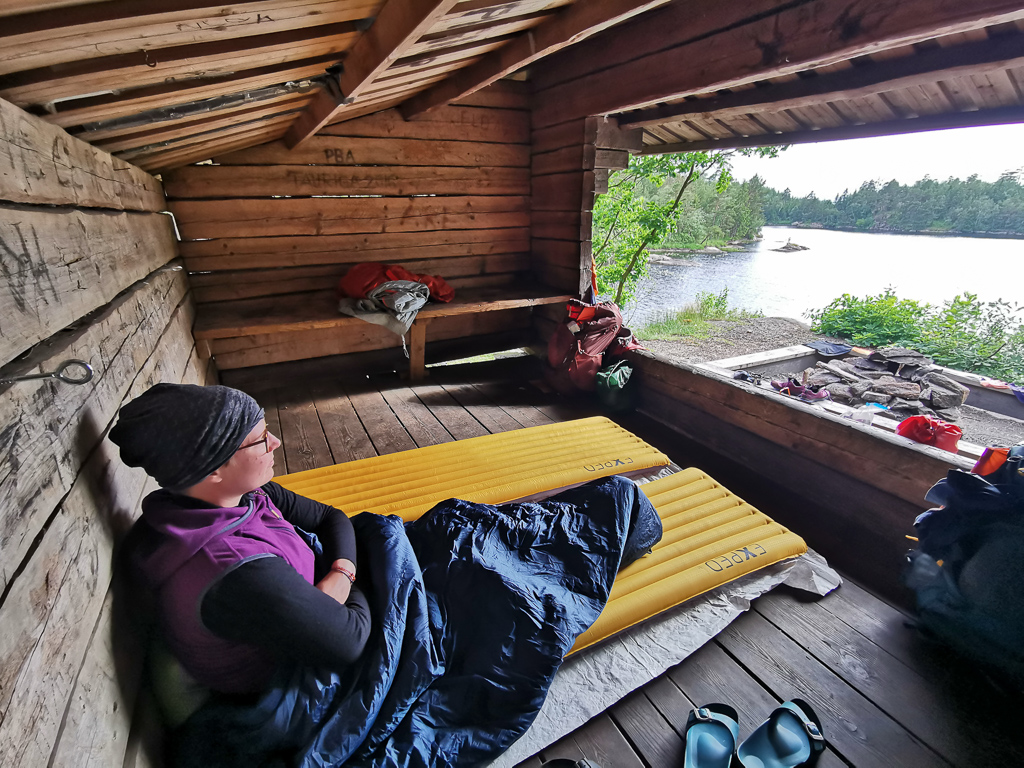 Kuschelig im Windschutz mit Schlafsack und Isomatte - Packliste Trekking mit Zelt