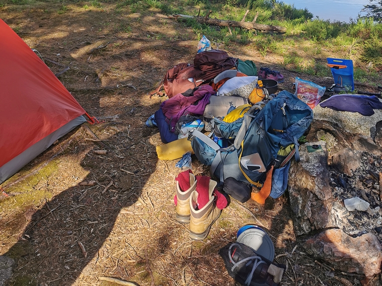 Packchaos am Morgen - Packliste Trekking mit Zelt