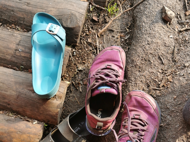 Mehr Schuh braucht es unterwegs oft nicht - Packliste Trekking mit Zelt