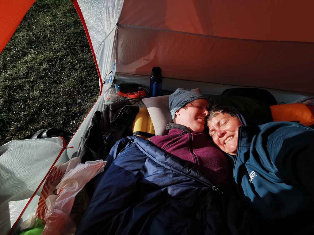 Kuscheln im Zelt - Ausrüstungstipps Trekkingtouren mit Zelt Paare