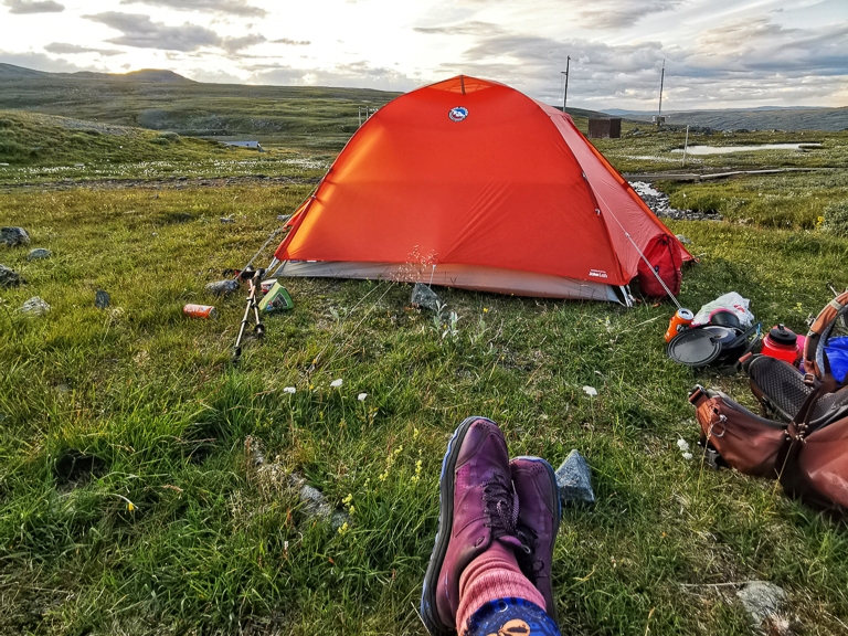 Schuhe und Zelt - Packliste Trekking mit Zelt