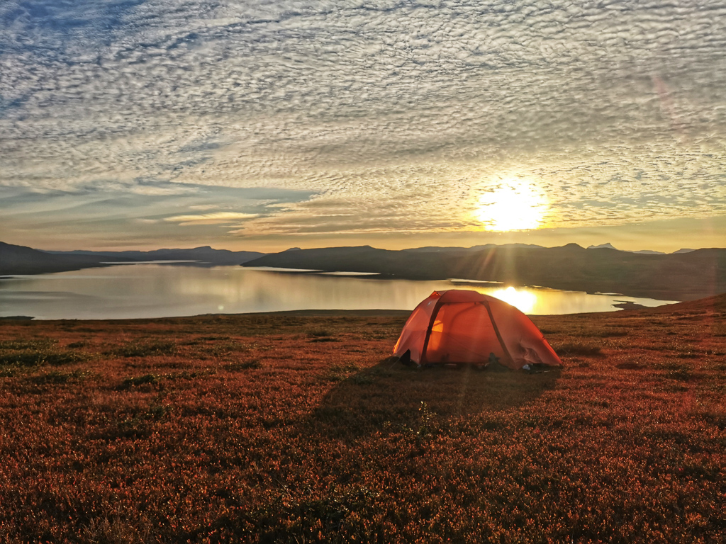 Zelt im Sonnenuntergang auf dem Padjelantaleden