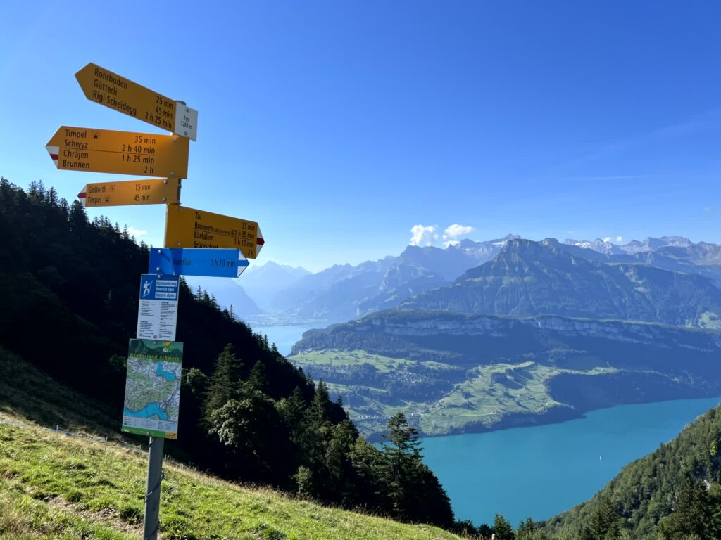 typische Wegweiser in den Schweizer Alpen